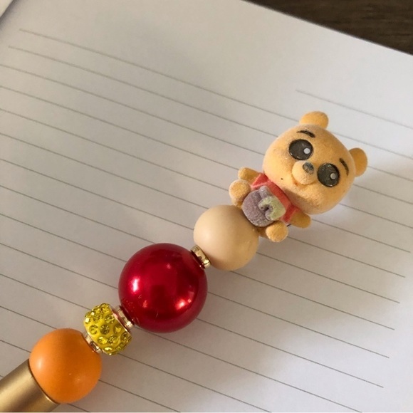 Disney doorables: Winnie the Pooh: handmade beaded pen - Picture 1 of 3